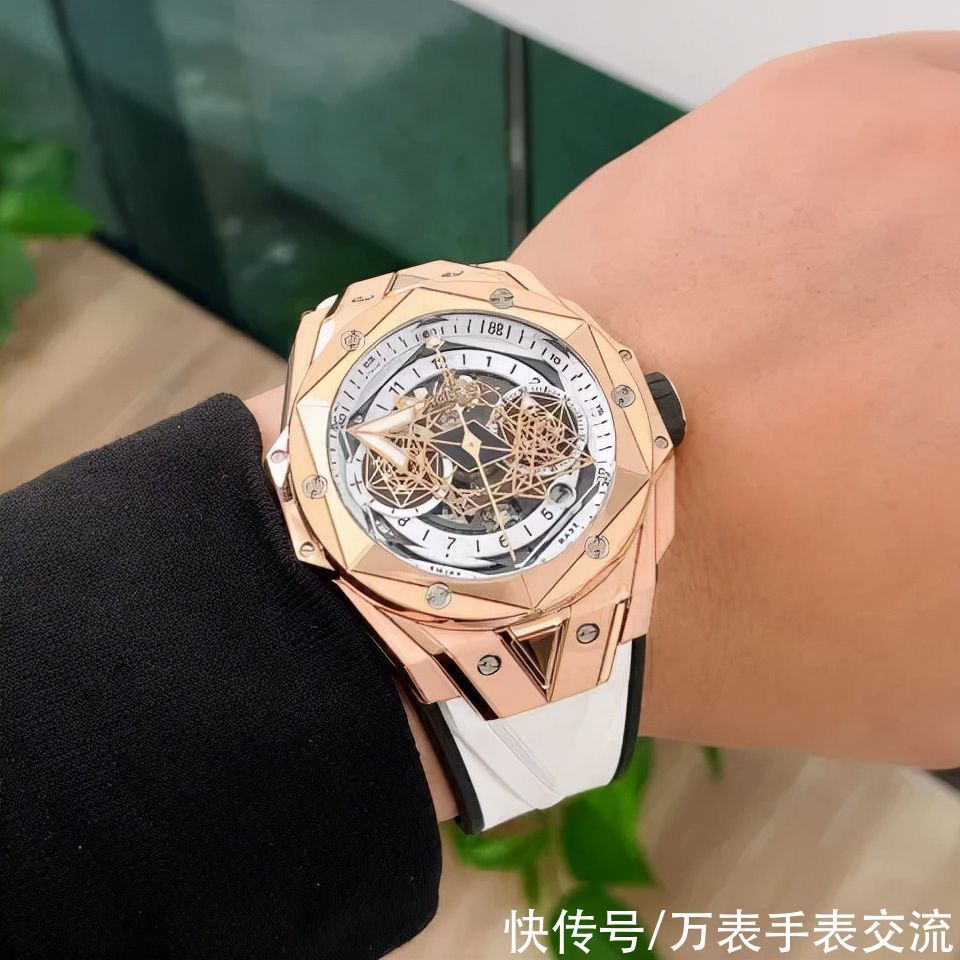 劳力士 手戴名表踩点下班,这个男人的夜晚指定不简单