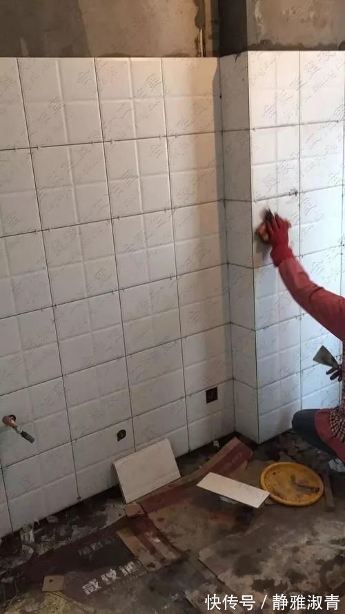 锯齿状|卫生间贴墙砖万万要盯紧,太多工人少了这一步!刚入住就空鼓脱落