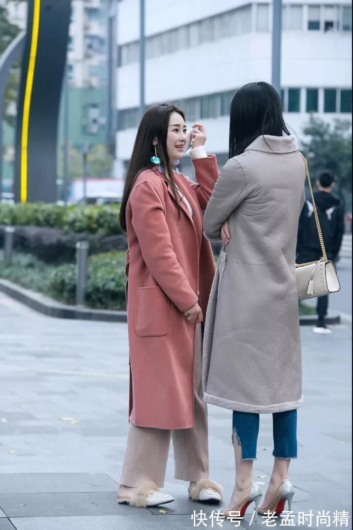 路人 街拍路人,拉风时尚的大衣搭配12CM的高跟鞋,让你尽显女王气质