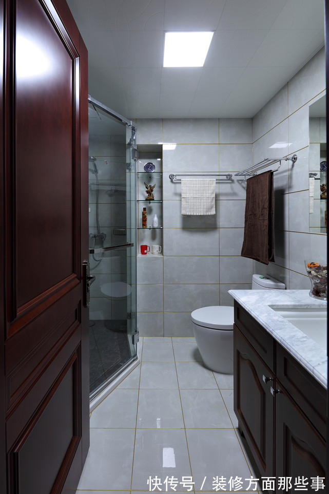 客厅|155平美式风三居室客厅望向餐厅整体红色调,让人感觉无比温馨