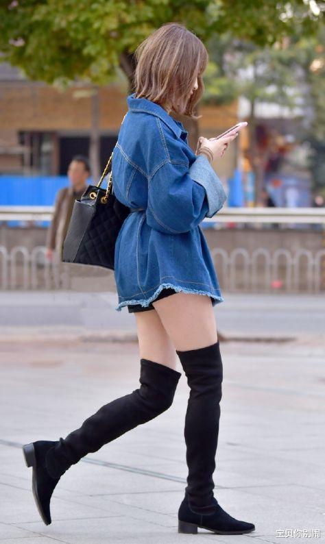 玩转|微凉秋日的个性穿搭,宽松牛仔外套+长筒靴,轻松玩转下身失踪