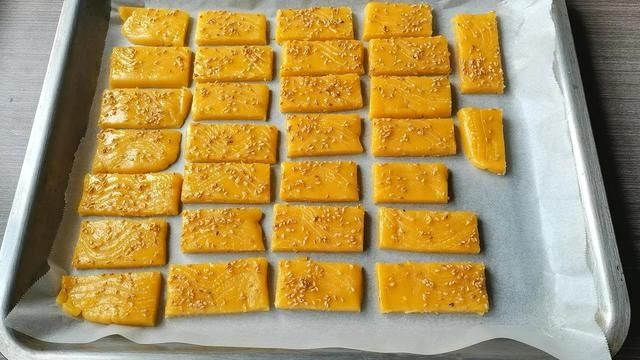 天冷易饿,总想吃点东西,用玉米面做小点心,粗粮细做好吃又营养