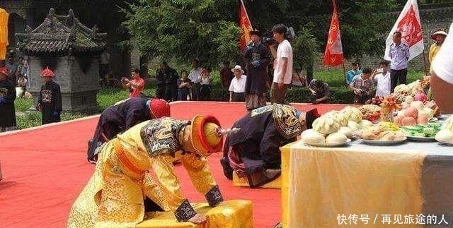 乾隆|大清已亡一百多年，乾隆七世孙穿龙袍祭祖，到底该不该？