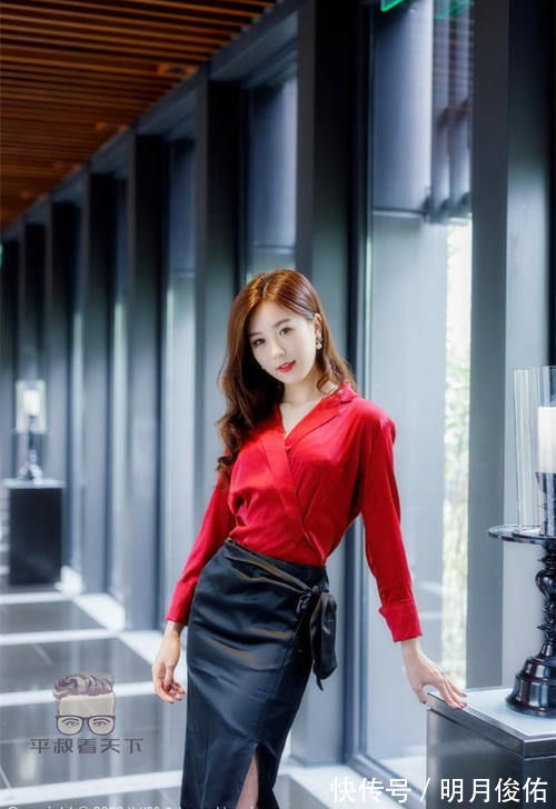 身材|美女穿搭：小姐姐爱穿红色休闲衬衫配紧身黑色开叉裙，性感妩媚，熟女风超吸引人！