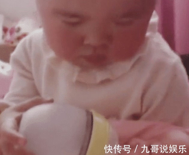 小小年纪|尿不湿界“混得最惨”宝宝喂奶火了,一声“唉”深藏了太多功与名