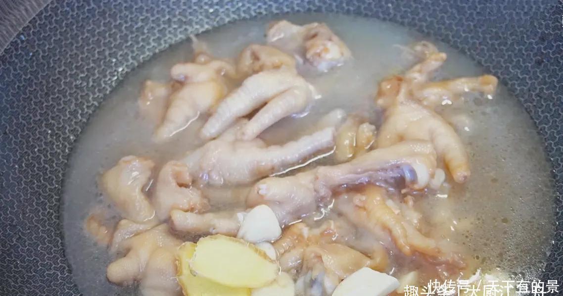鸡爪去骨头原来这么简单,3分钟去除干净,吃鸡爪跟吃肉一样解馋