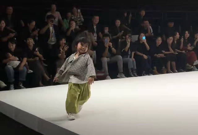 场子|宝宝走秀走出六亲不认步伐,网友你确定是在走秀,而不是砸场子