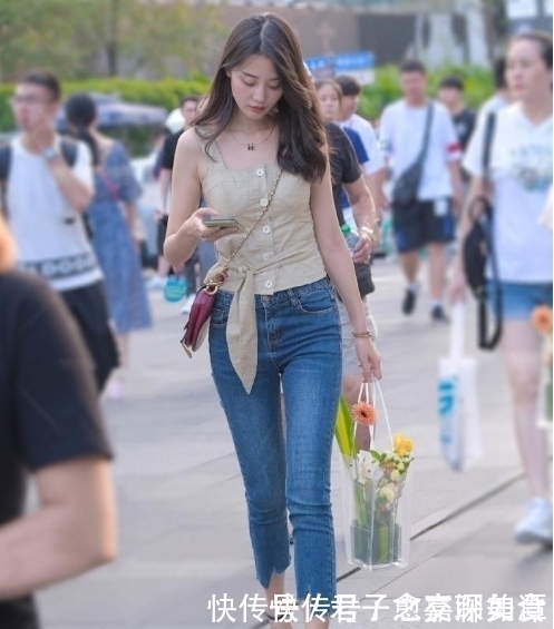 t恤|浅灰色T恤搭配七分牛仔裤,简洁干练,清新自然