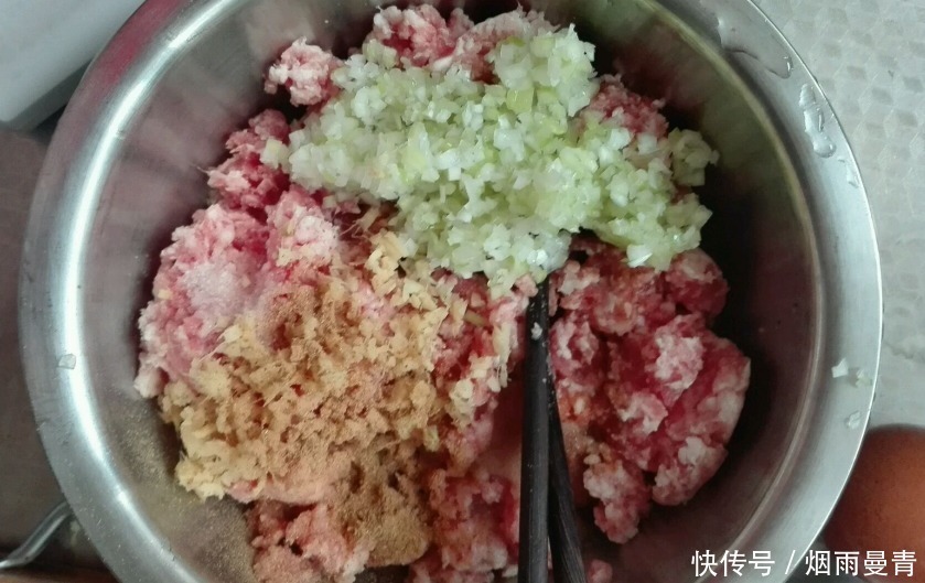炸肉丸有技巧，牢记“3加2不加”，保证口感酥味道香，放凉不发硬