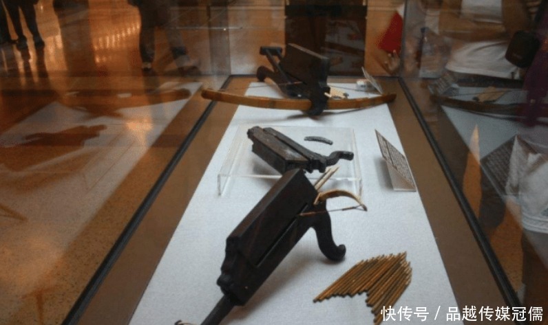 古墓挖出40把古老“冲锋枪”,距今已经接近2000年