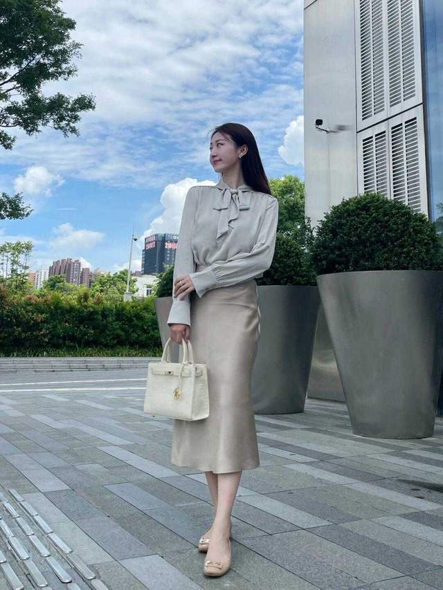 百褶裙|初秋如何将裙子穿出高级感?学会这4套穿搭,展现出女人美的精髓