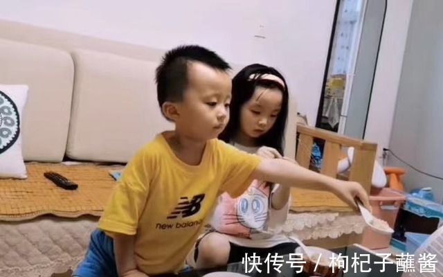 悦悦|奇奇享受“悦”式服务,吃着碗里的看着锅里的,网友:实名羡慕