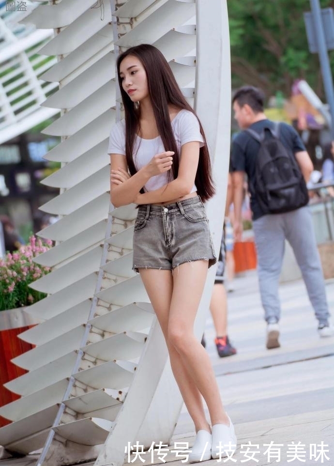 高贵|街拍: 穿热裤的美女, 营造出高贵美丽的强大气场!