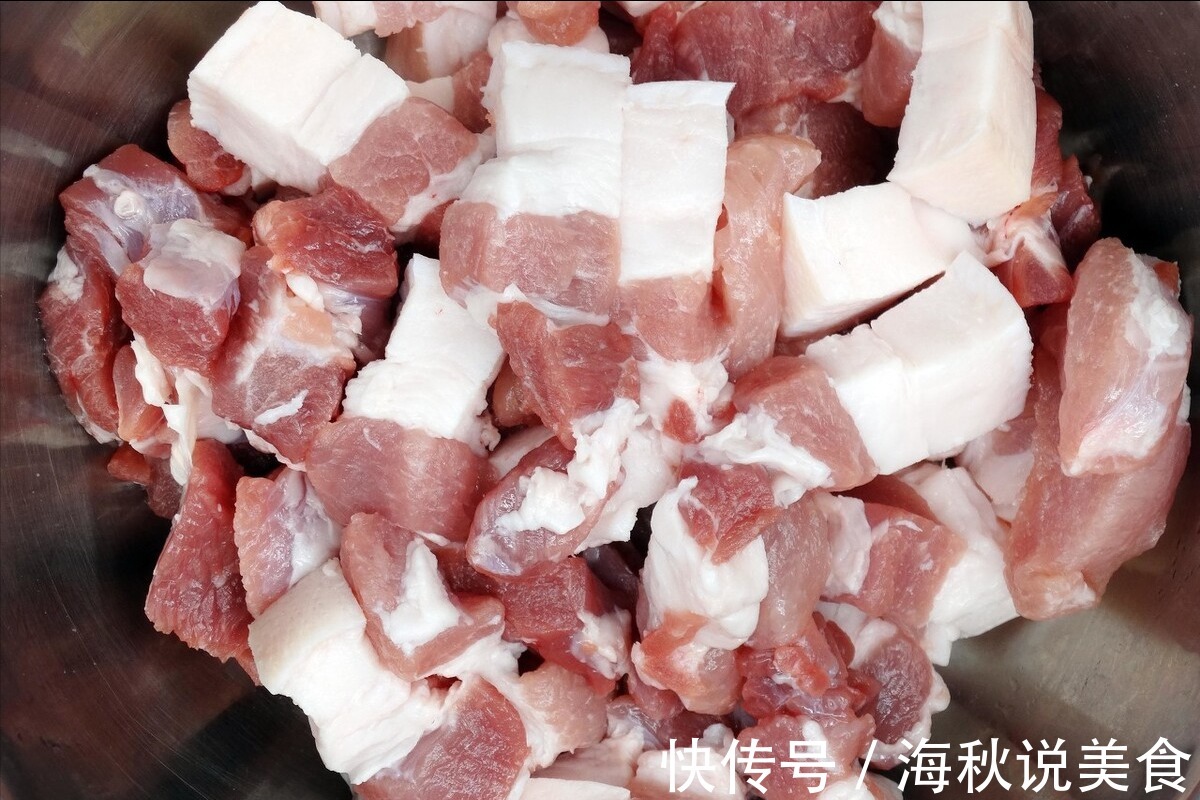 炖红烧肉,别直接加水炖,牢记3窍门,出锅不柴不腥,一点不油腻