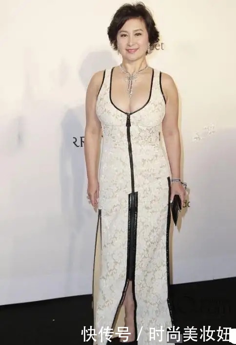 58岁何超琼真拼,穿粉色衣服和妹妹比美还要露腿,气质太惊艳了