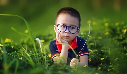 因素|4岁女孩近视600度,最伤眼3大“因素”,不是电脑,不是手机