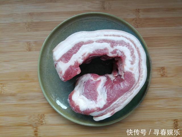 肉类|东坡肉怎么做？别用清水炖，正确做法5勺料汁焖一焖