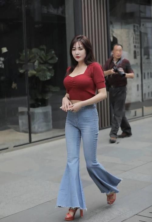 “小粗腿”怎么办？借助喇叭裤的优势，展现不一样的穿搭技巧！