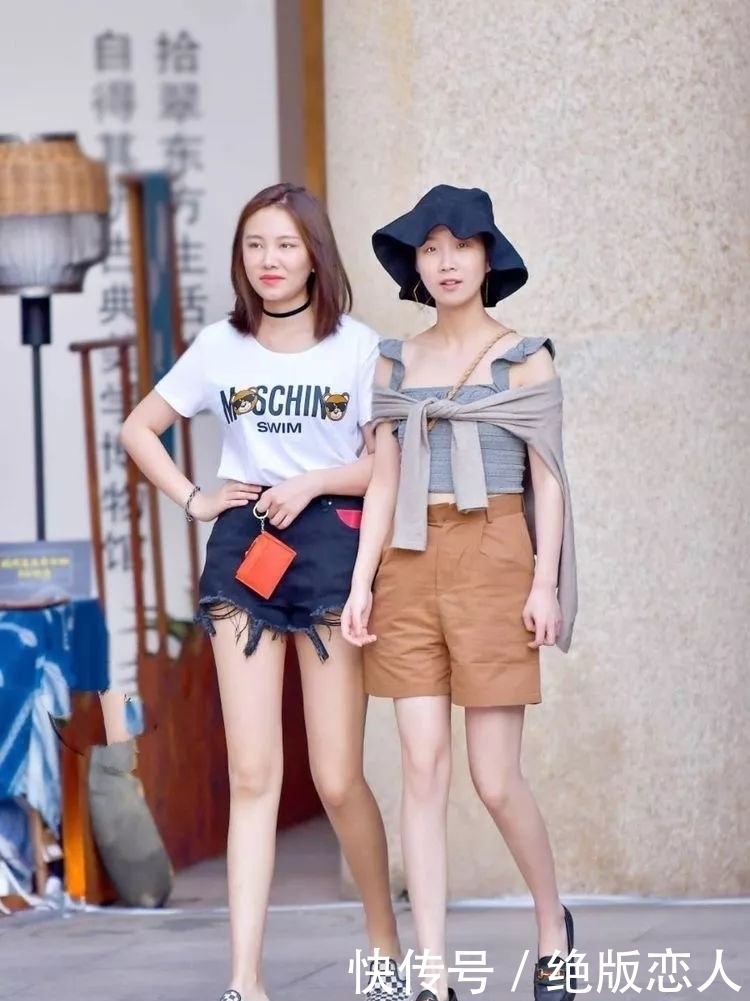 街拍:小脚牛仔裤搭配白色休闲装,很好的衬托出典雅气质