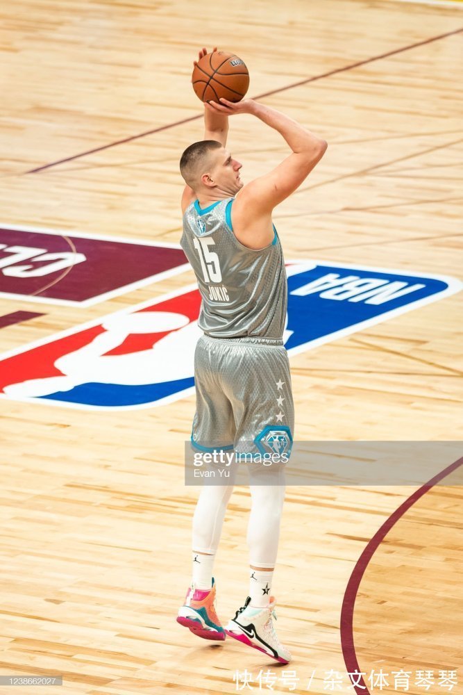 阿迪 东方力量闪耀全明星!老詹换了三双鞋,阿迪太惨,UA是最大赢家?