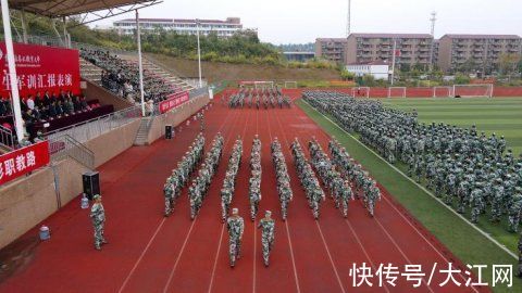 田徑場|景德鎮(zhèn)藝術(shù)職業(yè)大學(xué)2021級(jí)新生軍訓(xùn)匯報(bào)表演圓滿舉行