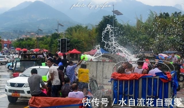 相机|傣族沷水节到底有多疯，卡车水桶水枪全上阵，相机都差点废了