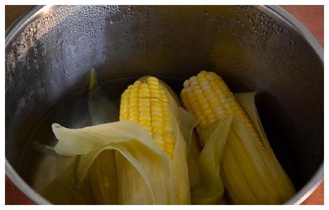 玉米|保存玉米，有人先煮后冻，有人直接冻，这么做才对！玉米鲜甜如初