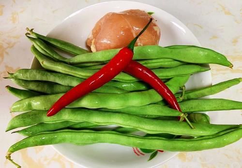 健身|大鱼大肉吃腻了,来个四季豆炒鸡肉,味道清香又独特,健身达人都喜欢