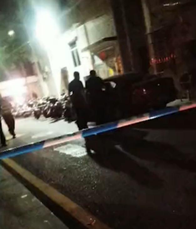 悲剧|夫妻把3岁女儿锁车里，打牌3小时酿悲剧：孩子走前已喝光车里的水