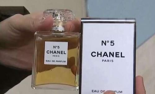 花露水|花700多在苏宁易购买的香水,女子闻一下就要退:是花露水的味道