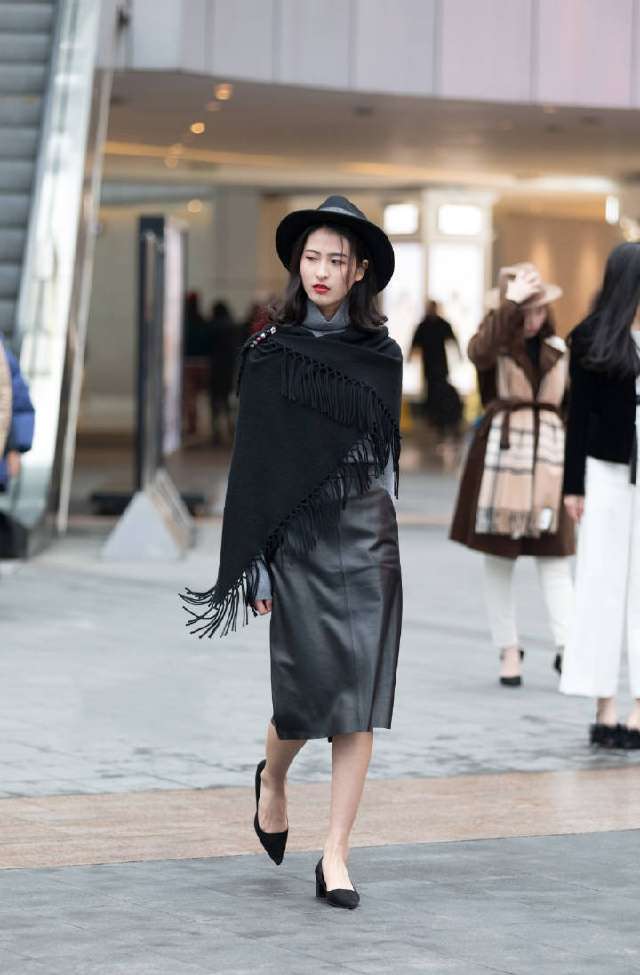 街拍:高腰牛仔裤+短靴,一双无敌大长腿在此为你展现