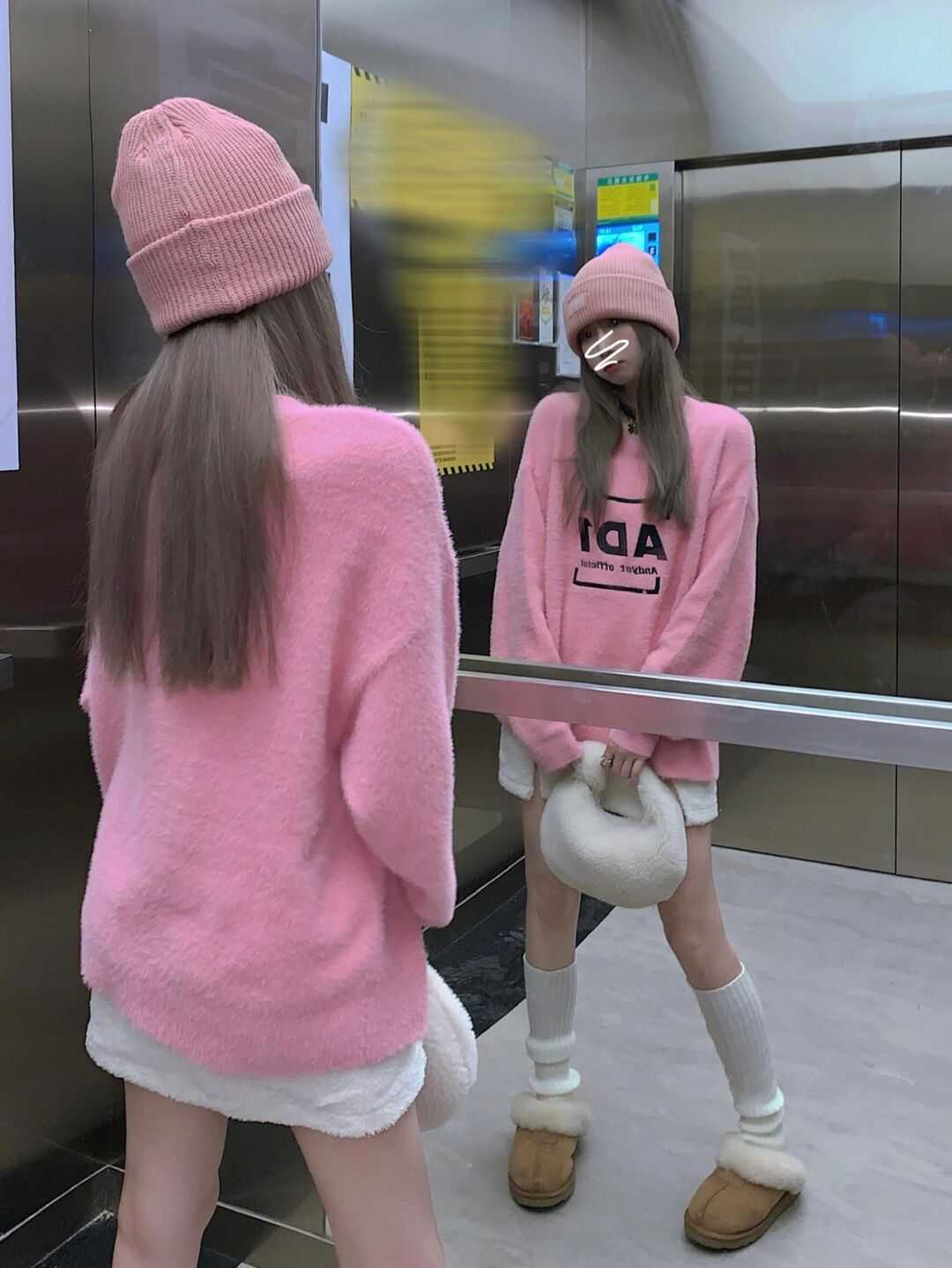 qq秀 开春不知道怎样穿?用粉色毛衣搭配这几条下装,真的封神了