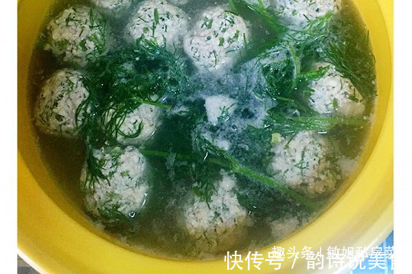 早餐家人爱吃煎饼馒头，配上一锅丸子汤，鲜美营养，吃过唇齿留香