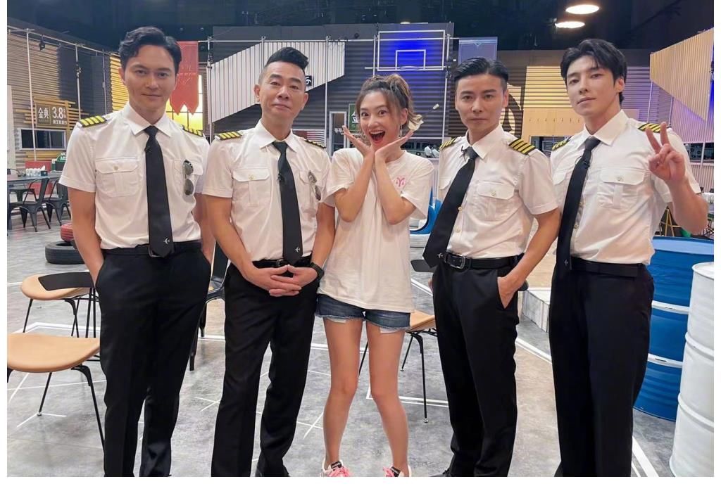 應(yīng)采兒曬陳小春張智霖張晉高瀚宇后臺合照 牽手陳小春甜到爆漿