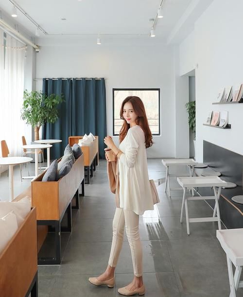 紧身裤|美女穿搭:白色紧身裤遮不住火辣身姿啊,一起欣赏吧