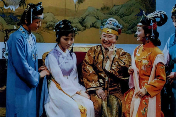 燕窝!薛宝钗为何轻松策反林黛玉?晴雯直着脖子的嘶喊:暴露出尤物之殇