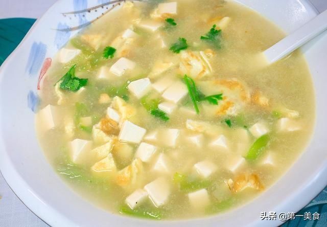豆腐|一根丝瓜，一块豆腐，搭配两个鸡蛋，厨师长炖成滋补汤，清香营养
