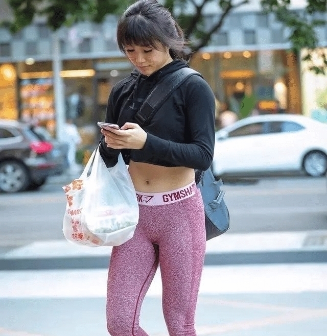 打底裤贴身紧绷,在视觉上营造高挑既视感