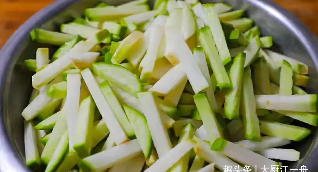 腌萝卜干的季节到了,香辣爽脆,做法简单,放一年也不怕坏