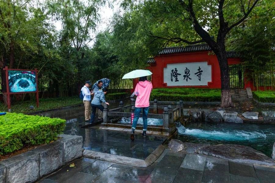 烟雨|雨季中的济南，有柔美也有静谧，雨中撩人胜景恰似“烟雨江南”