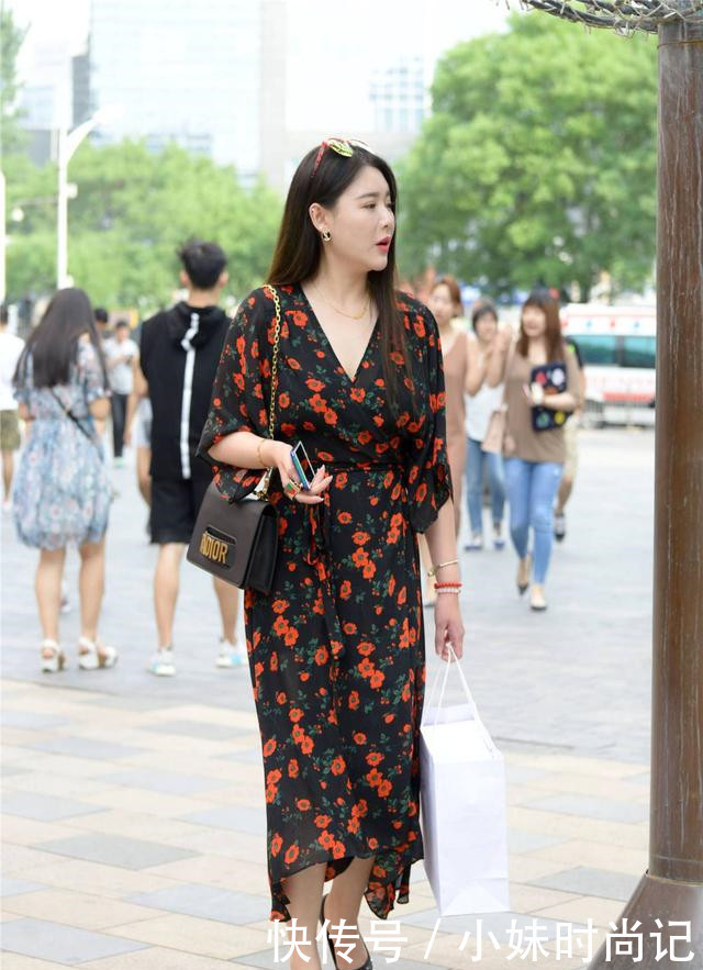 搭配|街拍:穿着长裙的姑娘, 要搭配高跟鞋, 才会看着不挑身材