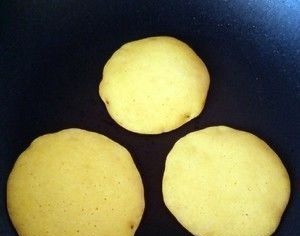 一碗玉米面，一杯牛奶，2个鸡蛋，手不沾面，儿子老公都爱吃