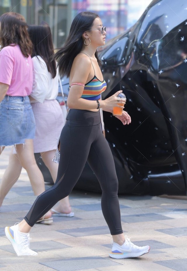 彩虹吊带上衣搭瑜伽裤走运动风,复杂的颜色搭配简洁的设计更时尚