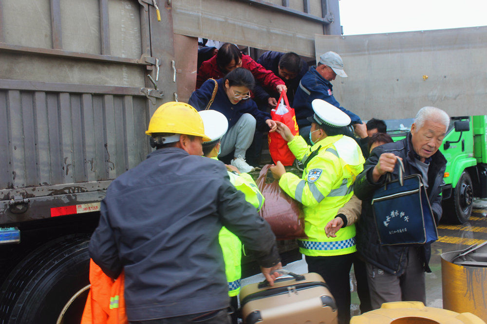 家长|学生和家长被困积水中 山西稷山交警紧急救援