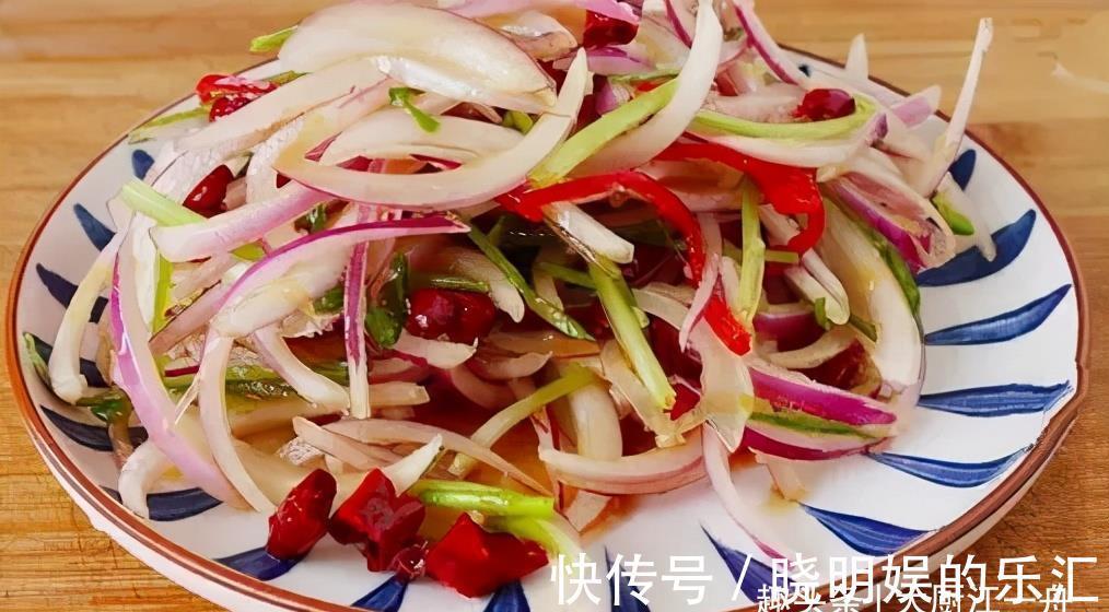 鸡蛋饼|洋葱又出新吃法啦,好看好吃又解馋,炎热的夏季吃正合适
