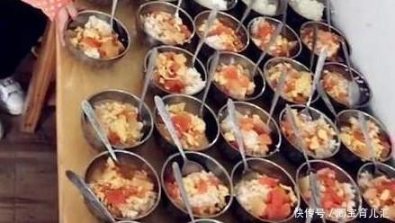 家长|宝妈“突袭”贵族幼儿园,见“天价”午餐后生气,网友;很廉价