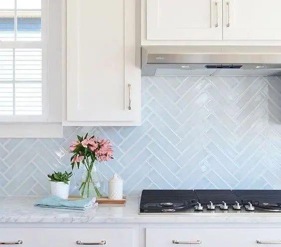 装修|厨房装修可别忽略了!灶台与吊柜中间贴层瓷砖做后挡板,太实用