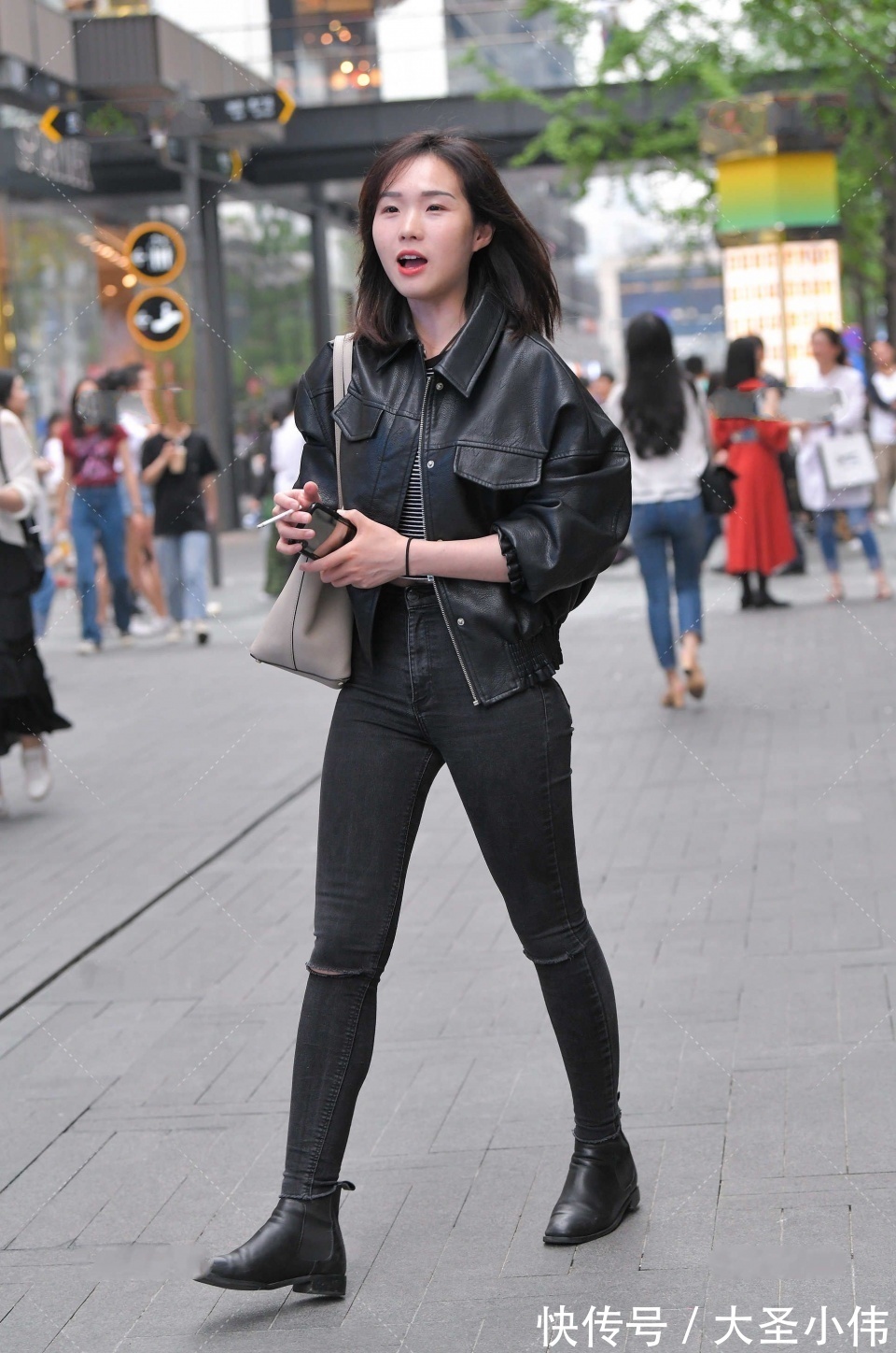 小姐姐|美女街拍:迷人的微胖小姐姐,回眸一笑太美了,感觉那一瞬间能为她倾注所有