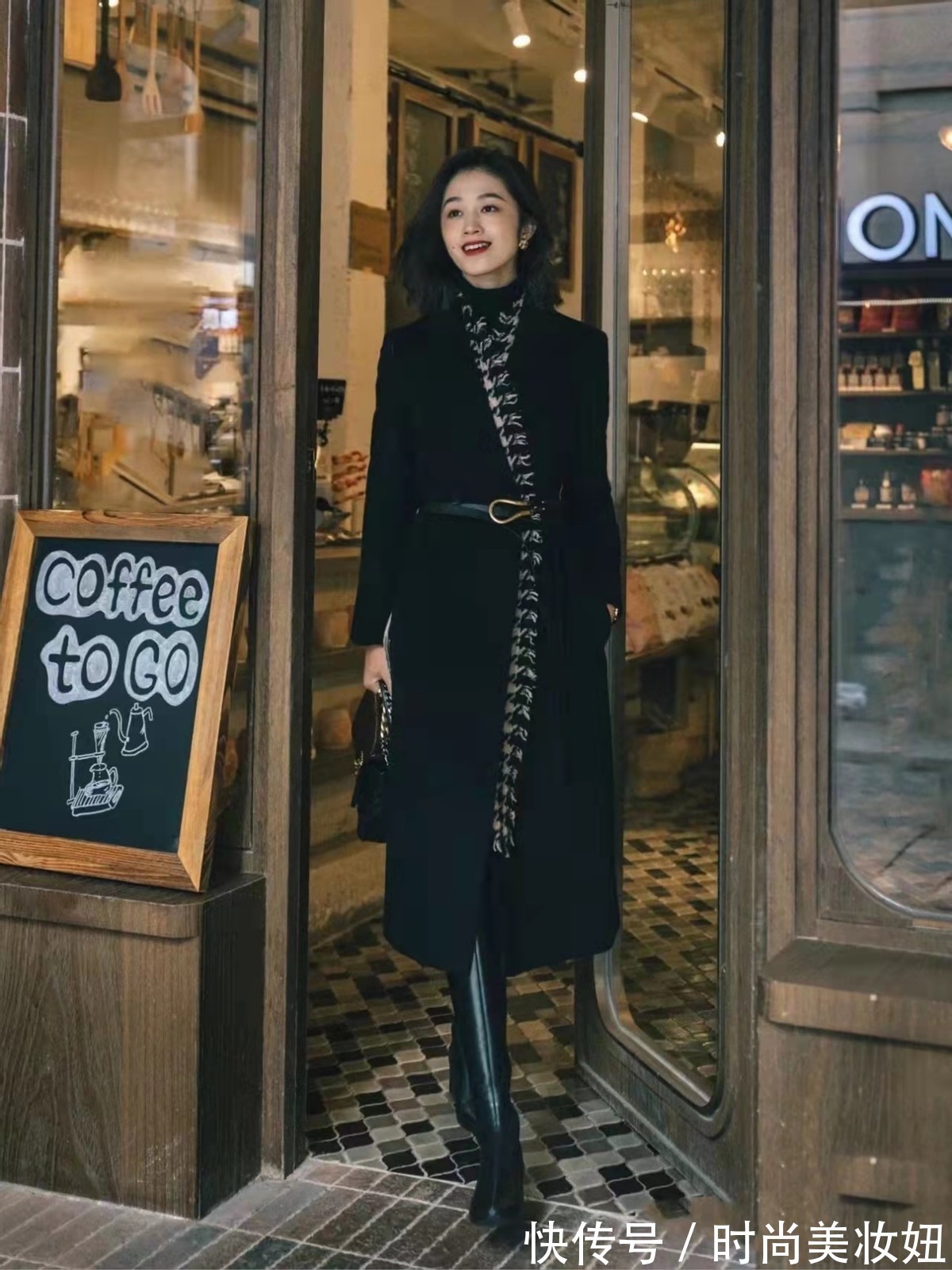 效仿 “黑色大衣”怎么穿才优雅高级?学会这4个小技巧,时髦显气质