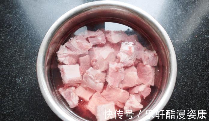 做菜|用排骨做菜时，不能只会焯水，学会3招，排骨不腥，怎么做都好吃